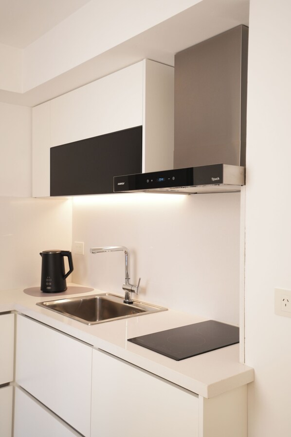 Deluxe Suite, Balcony, City View | Private kitchen | Full-size fridge, microwave, cookware/dishes/utensils, freezer - Aira Apart Hotel Boutique (Buenos Aires)