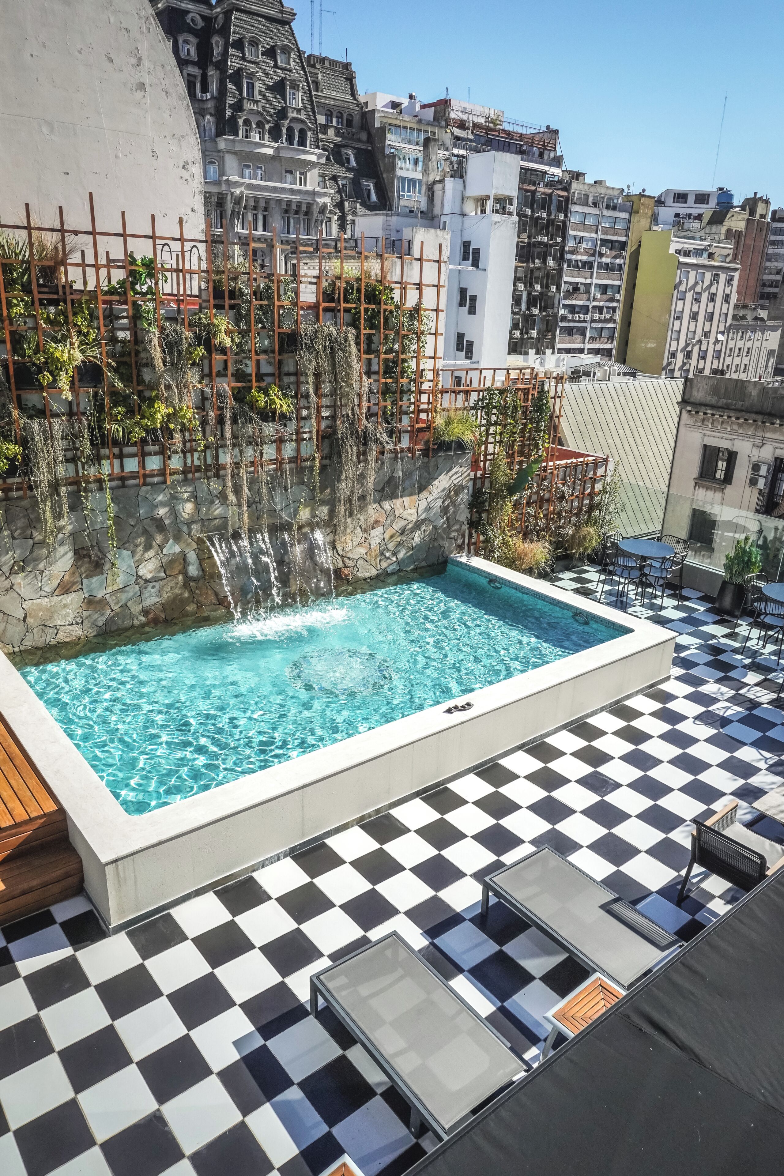 Una piscina al aire libre de temporada