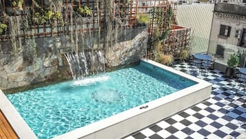 Una piscina al aire libre de temporada