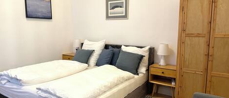 Strykejern/-brett, internettilgang og sengetøy