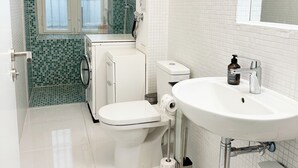 Ein modernes Badezimmer mit Toilette, Bidet und Waschbecken.