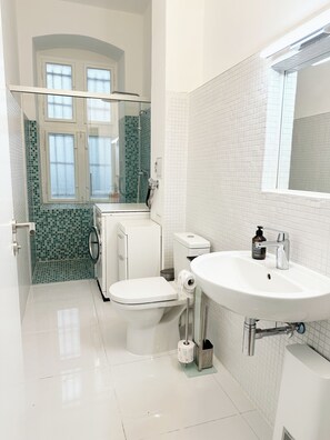 Dusche, Haartrockner, Handtücher, Seife