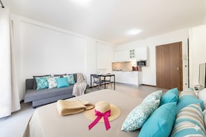 Classic Studio, Balcony, Pool View | Living area | Flat-screen TV - Studio Cala di Sole (Imperia)