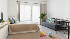 ห้องคลาสสิกสตูดิโอ, ระเบียง, วิวสระว่ายน้ำ | บริเวณนั่งเล่น