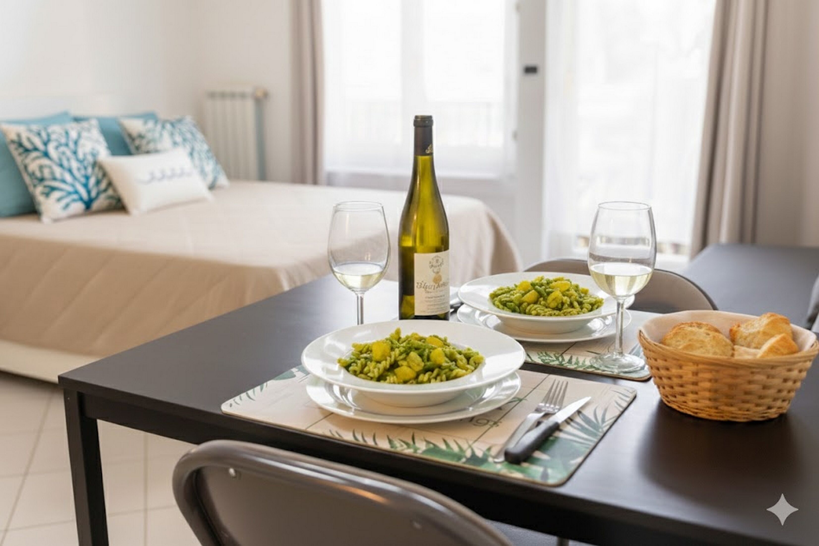 Studio Classic - balkong - utsikt mot poolen | Vardagsrum | Platt-tv