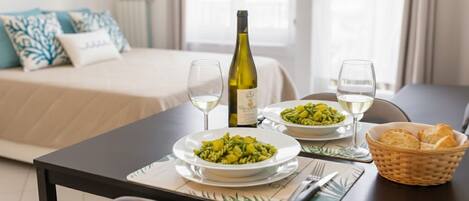 Studio Classic - balkong - utsikt mot poolen | Vardagsrum | Platt-tv