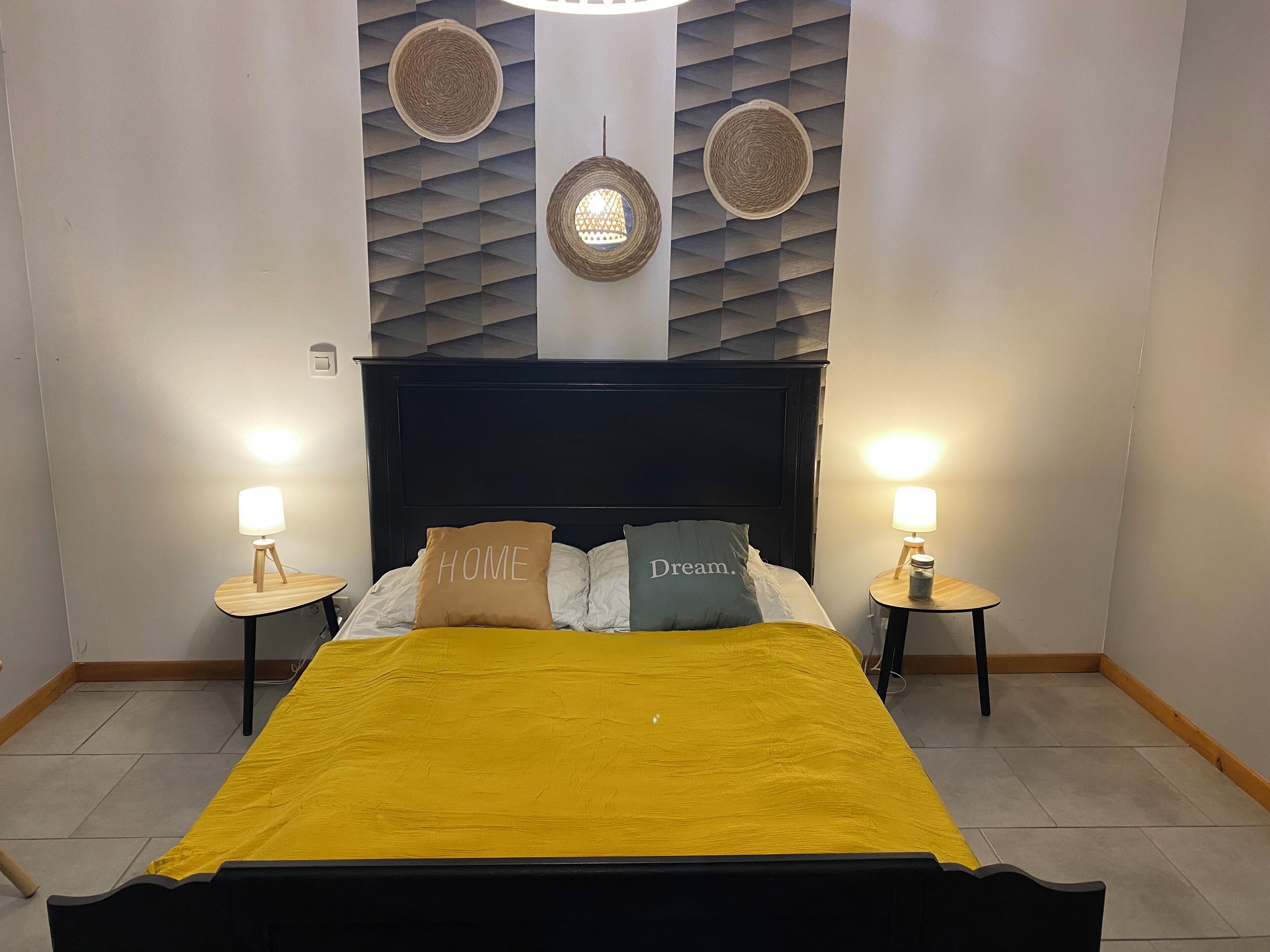 Een strijkplank/strijkijzer, internet, beddengoed