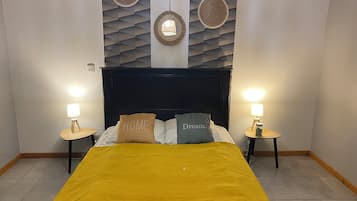 Een strijkplank/strijkijzer, internet, beddengoed