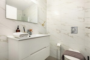 Hair dryer, towels, soap, toilet paper - Nechmia 2BR apartment in marvelous Tel Aviv-Yafo with AC (Tel Aviv-Yafo)