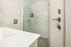 Hair dryer, towels, soap, toilet paper - Nechmia 2BR apartment in marvelous Tel Aviv-Yafo with AC (Tel Aviv-Yafo)