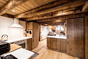 Fridge, microwave, oven, stovetop - Holiday Home “L'alpin” with Mountain View (Les Déserts)