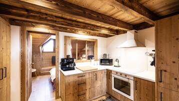 Kylskåp, mikrovågsugn, ugn och spishäll