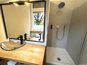 Een douche, een haardroger, handdoeken, zeep