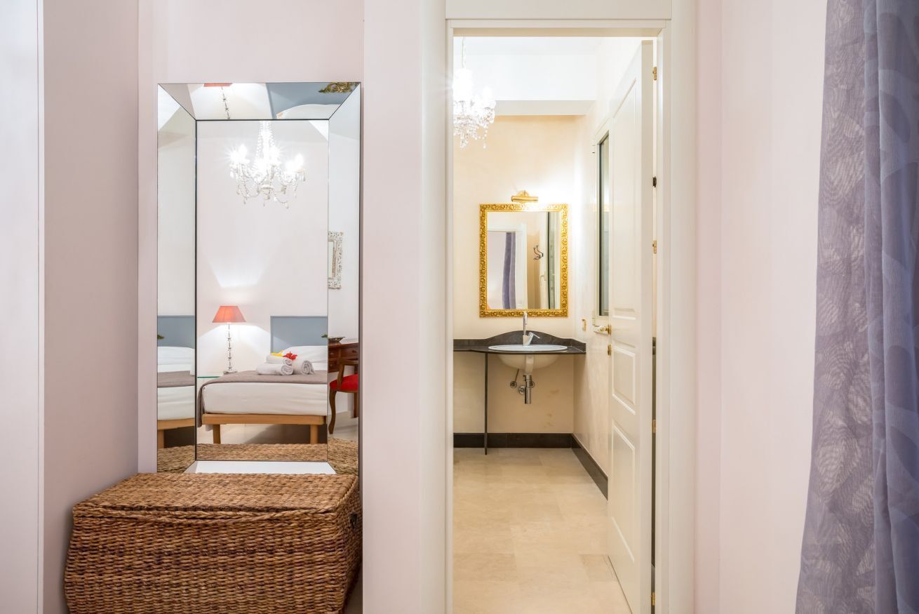 Een kluis op de kamer, een bureau, een strijkplank/strijkijzer