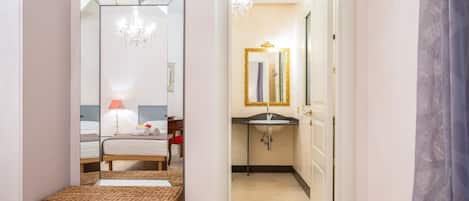 Värdeförvaringsskåp på rummet, skrivbord och strykjärn/strykbräda