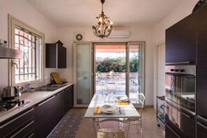 Kylskåp, mikrovågsugn, ugn och diskmaskin