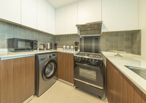Fridge, microwave, oven, coffee/tea maker - Spacious Beachfront 1 Bed in Blue Bay Walk (Ajmal Makan)