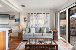 TV - 🏖️Partial Ocean View Kona Condo | Larger Lanai + AC (Kailua Kona)