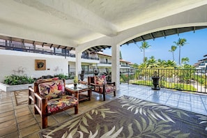 Terrace/patio - 🏖️Partial Ocean View Kona Condo | Larger Lanai + AC (Kailua Kona)