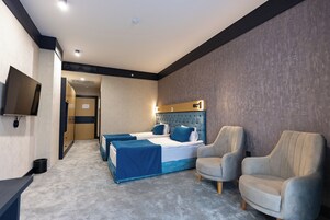 Quarto duplo standard, vista para a montanha | Escrivaninha, Wi-Fi de cortesia