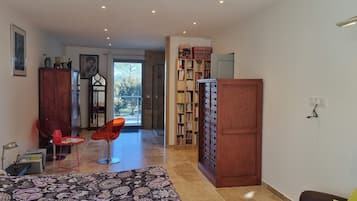 1 slaapkamer, een strijkplank/strijkijzer, wifi, beddengoed