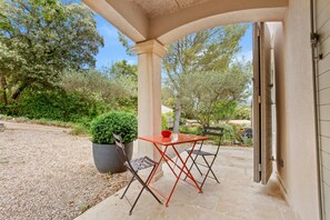 Outdoor dining - Guest Room 'Chambre 2 Chine' with Shared Pool, Wi-Fi, and Air Conditioning (Cotignac)