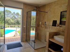 Shower, hair dryer, towels - Guest Room 'Chambre 2 Chine' with Shared Pool, Wi-Fi, and Air Conditioning (Cotignac)