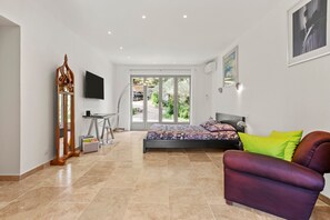 1 bedroom, iron/ironing board, WiFi, bed sheets - Guest Room 'Chambre 2 Chine' with Shared Pool, Wi-Fi, and Air Conditioning (Cotignac)