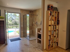 Spa - Guest Room 'Chambre 2 Chine' with Shared Pool, Wi-Fi, and Air Conditioning (Cotignac)