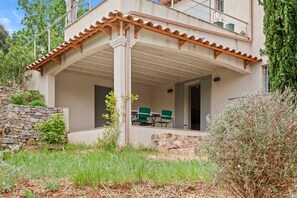 Exterior - Guest Room 'Chambre 2 Chine' with Shared Pool, Wi-Fi, and Air Conditioning (Cotignac)