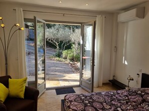 1 bedroom, iron/ironing board, WiFi, bed sheets - Guest Room 'Chambre 2 Chine' with Shared Pool, Wi-Fi, and Air Conditioning (Cotignac)