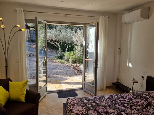 Gästezimmer „Chambre 2 Chine“ mit Gemeinschaftspool, WLAN und Klimaanlage