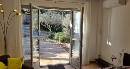 Gästezimmer „Chambre 2 Chine“ mit Gemeinschaftspool, WLAN und Klimaanlage