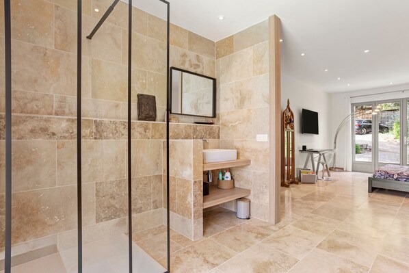 Shower, hair dryer, towels
