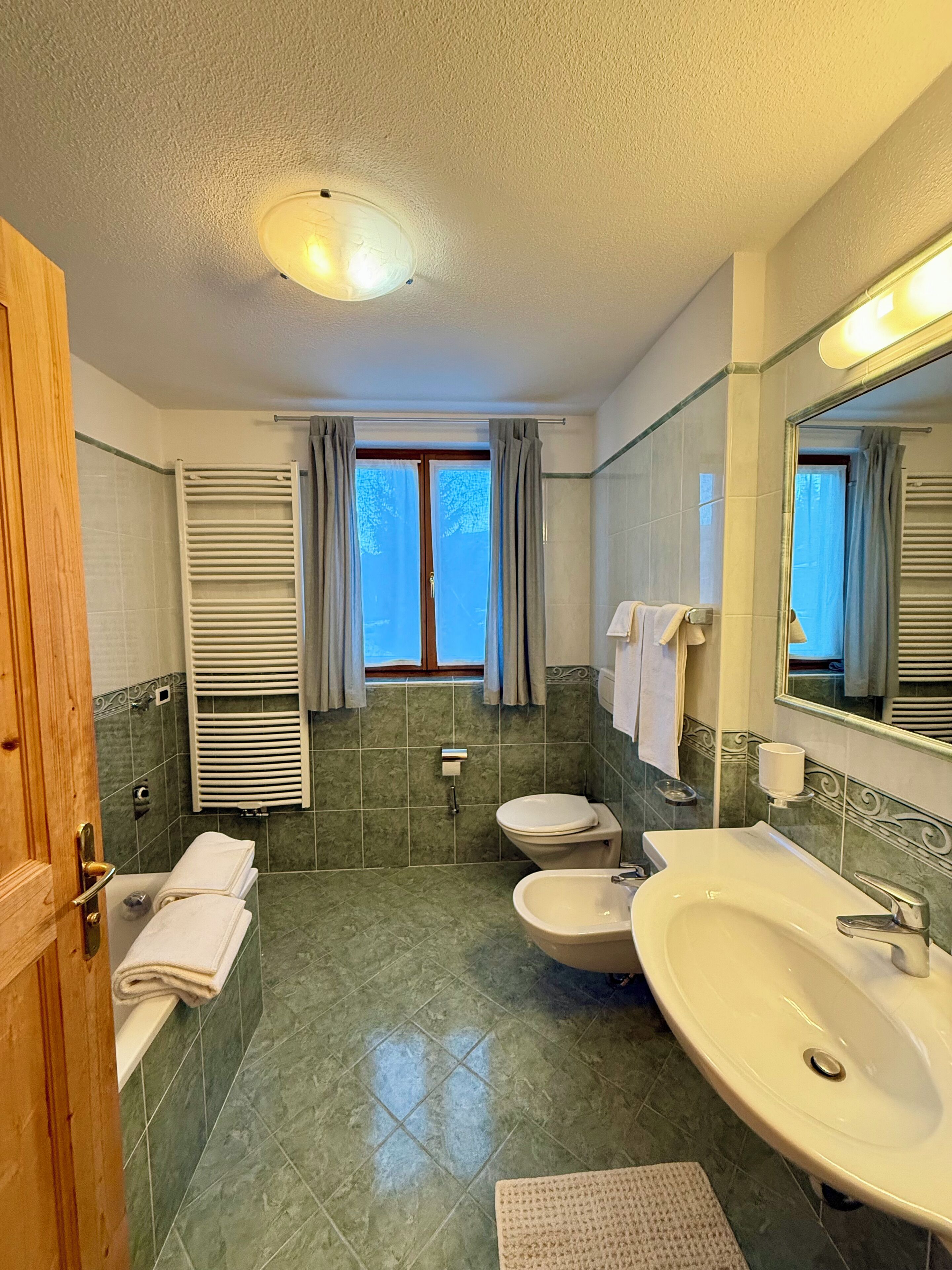 Sèche-cheveux, serviettes fournies, savon, papier toilette