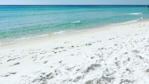 Uma praia com águas turquesa cristalinas e areia branca.