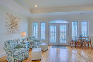 TV, fireplace - Luxurious, Sound Side, Boat Dock, Elevator, Pets Welcome, Hot tub, Communal Pool, Game Room (North Topsail Beach)