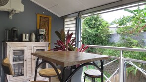 Outdoor dining - Studio Leu Ti Serin - Bed and Breakfast Classified 3 Stars (Piton Saint Leu)