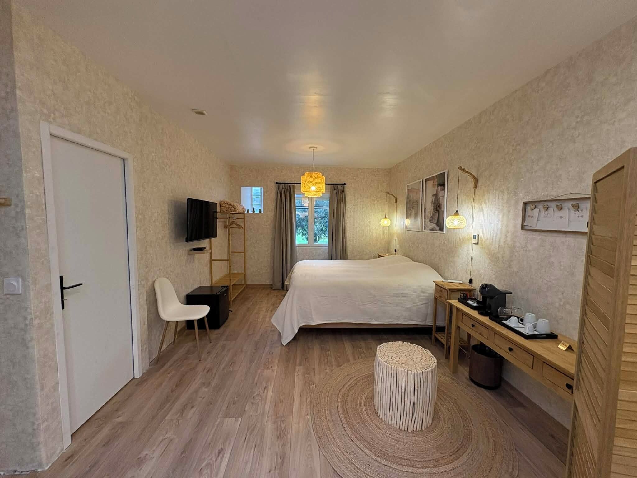 Minibar, fer et planche à repasser