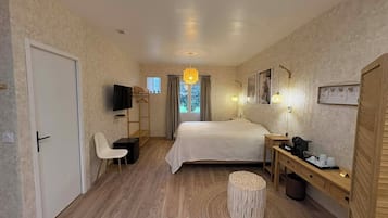 Minibar, fer et planche à repasser