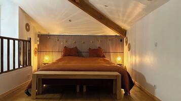 Minibar, fer et planche Ă repasser