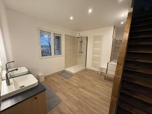 Chambre Double Classique (Suite Marqueze) | Salle de bain | Chaussons