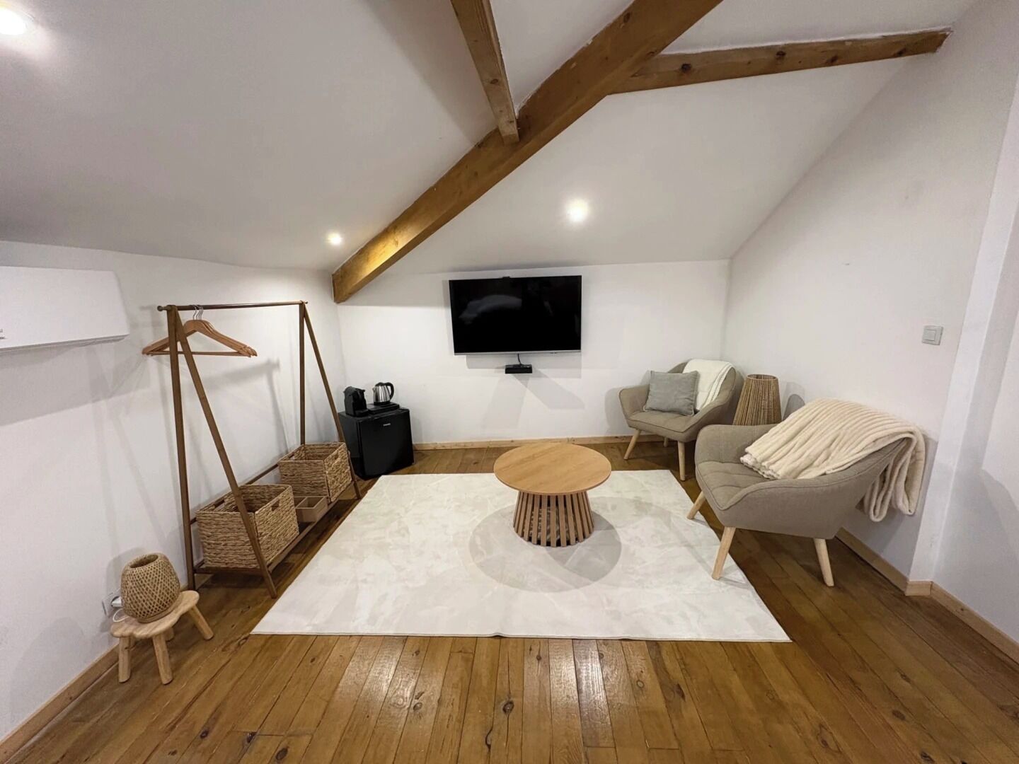 Habitación doble clásica (Suite Marqueze) | Área de sala de estar | Libros 