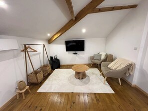 Classic Double Room (Suite Marqueze) | Living area | Books