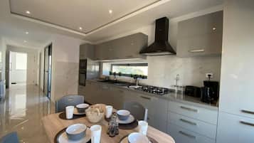 Apartment, 2 Bedrooms, Smoking, Balcony | Ruang makan