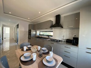 Appartement, 2 chambres, fumeur, balcon | Salle Ă manger