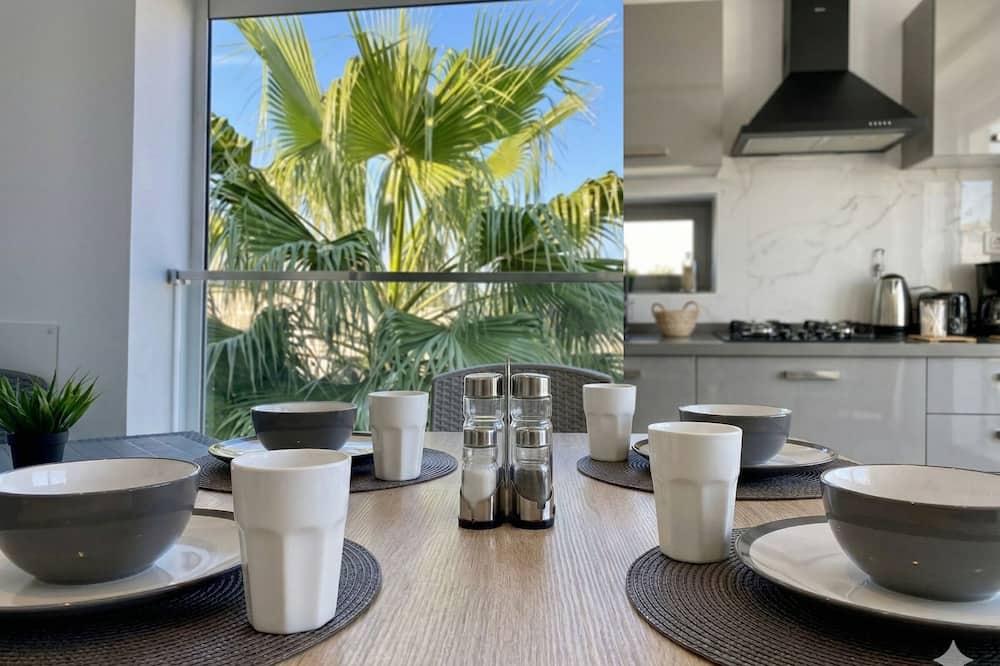 Cozy Stay With Balcony View in La Marsa