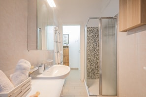 Douche, sèche-cheveux, serviettes fournies