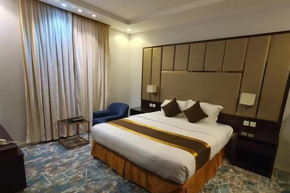 Familjelägenhet - balkong - utsikt mot bergen | Värdeförvaringsskåp på rummet, skrivbord och arbetsyta för laptop