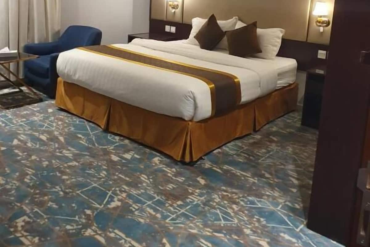 Lyxsvit - utsikt mot staden | Värdeförvaringsskåp på rummet, skrivbord och arbetsyta för laptop